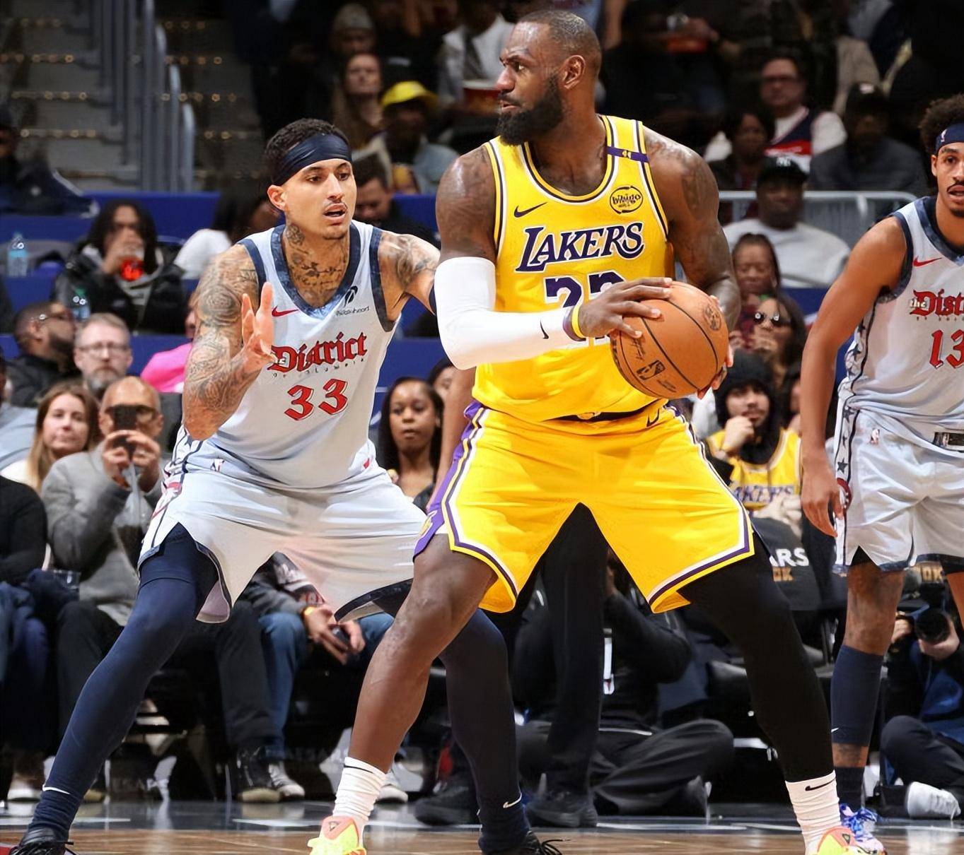 142：111！湖人终于找对节奏，混合防守产生连锁反应，艾顿清醒了