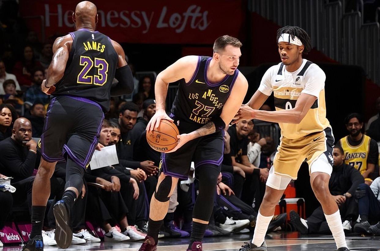 沸腾！湖人142:111大胜破局，混合防守盘活全队，艾顿觉醒太关键